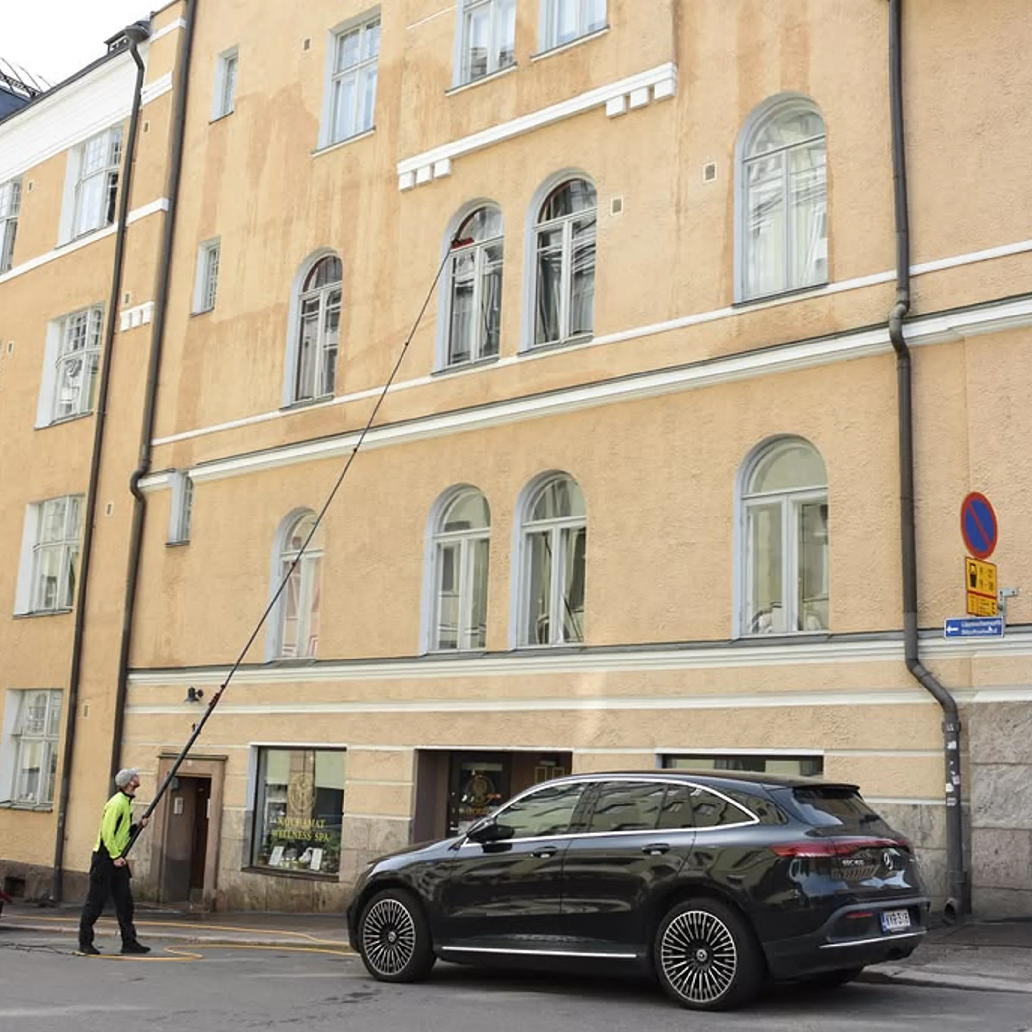 pole window cleaning with purified water